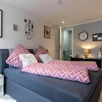Am Schlosspark Apartman *